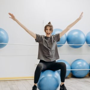 Mujer sobre una pelota de pilates