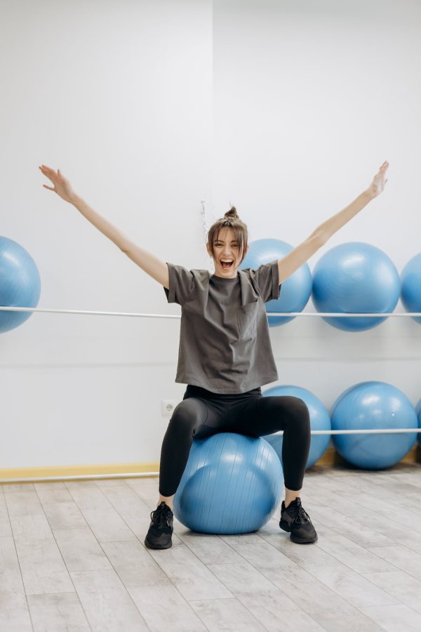 Mujer sobre una pelota de pilates